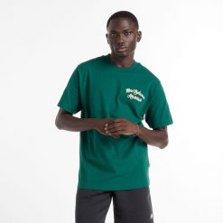 Koszulka męska New Balance MT43556MHN – zielona. Zielone t-shirty sportowe męskie New Balance, m, bez wzorów, z dresówki, klasyczne, bez ramiączek. Za 69.99 zł.