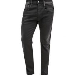 Replay HYPERFLEX ANBASS Jeansy Straight Leg black denim. Jeansy męskie marki Replay. W wyprzedaży za 501.75 zł.