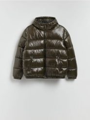 Pikowana kurtka z kapturem - ciemnozielony. Zielone kurtki męskie Reserved, l, bez wzorów, z tkaniny, bez ramiączek, z kapturem. Za 329.99 zł.