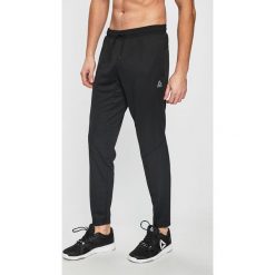 Reebok - Spodnie. Długie spodnie sportowe męskie marki Reebok. Za 169.90 zł.