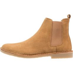 Samsøe & Samsøe TASMAN BOOT Botki camel. Brązowe buty zimowe męskie Samsøe & Samsøe, z materiału. W wyprzedaży za 468.30 zł.