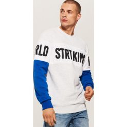 Bluza z napisami - Jasny szar. Bluzy nierozpinane męskie marki House. W wyprzedaży za 49.99 zł.