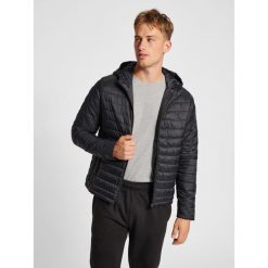Kurtka z kapturem Hummel Red. Czarne kurtki męskie HUMMEL, m, bez wzorów, z puchu, eleganckie, bez ramiączek, z kapturem. W wyprzedaży za 370.00 zł.
