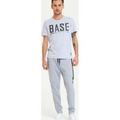 T-SHIRT KRÓTKI RĘKAW MĘSKI Z NADRUKIEM. T-shirty męskie DRYWASH. W wyprzedaży za 19.99 zł.