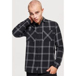 Koszula w kratę regular fit - Czarny. Koszule męskie marki Cropp. W wyprzedaży za 39.99 zł.