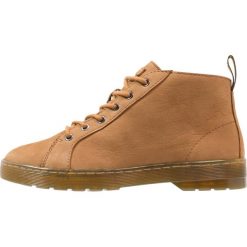 Dr. Martens COBURG Botki sznurowane tan. Sztyblety męskie marki Dr. Martens. W wyprzedaży za 381.75 zł.