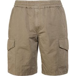 PS by Paul Smith MILITARY Szorty olive. Zielone szorty męskie PS by Paul Smith, z bawełny. W wyprzedaży za 343.60 zł.