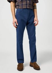 WRANGLER MĘSKIE SPODNIE MATERIAŁOWE WRANGLER GREENSBORO NAVY 112362441. Niebieskie spodnie na co dzień męskie Wrangler, bez wzorów, z materiału. Za 189.99 zł.