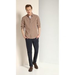 KOSZULA DŁUGI RĘKAW MĘSKA SLIM FIT. Szare koszule męskie TOP SECRET, na jesień, m, bez wzorów, z bawełny, bez kołnierzyka, bez ramiączek. W wyprzedaży za 29.99 zł.