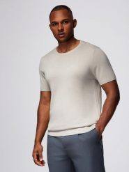 Klasyczna dzianinowa koszulka męska ze ściągaczami– jasnoszara V3. Szare t-shirty męskie Ombre Clothing, m, bez wzorów, z dzianiny, bez kołnierzyka, bez ramiączek. W wyprzedaży za 119.99 zł.