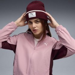 Czapka średniej głębokości PUMA Class PUMA Ruby Shimmer Red. Czerwone czapki męskie Puma, bez wzorów, sportowe. Za 89.00 zł.