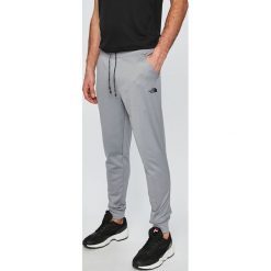 The North Face - Spodnie. Szare długie spodnie sportowe męskie The North Face, bez wzorów, z dzianiny. W wyprzedaży za 199.90 zł.