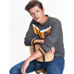 BLUZA NIEROZPINANA MĘSKA Z KONTRASTOWĄ APLIKACJĄ. Bluzy nierozpinane męskie marki TOP SECRET. W wyprzedaży za 49.99 zł.