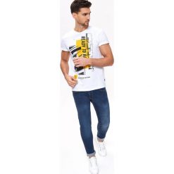 T-SHIRT Z NADRUKIEM. T-shirty męskie TOP SECRET. W wyprzedaży za 19.99 zł.