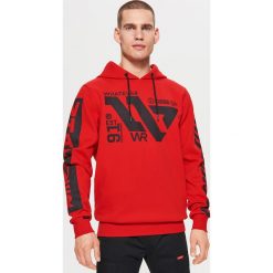 Dresowa bluza z nadrukami WHATEVER - Czerwony. Bluzy nierozpinane męskie marki Cropp. W wyprzedaży za 69.99 zł.