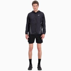 Męska lekka kurtka przeciwwiatrowa do biegania i trailu HORIZON WINDBREAKER. Czarne kurtki męskie BODYCROSS, na zimę, l, bez wzorów, bez kaptura, do biegania. Za 739.99 zł.