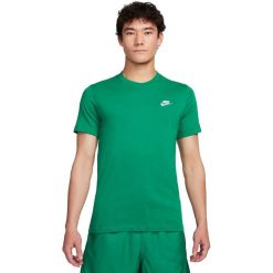Koszulka Mężczyzna Nike Sportswear Club zielony. Zielone t-shirty sportowe męskie Nike, m, bez wzorów, z bawełny, sportowe, bez ramiączek. Za 217.00 zł.