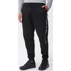 Czarne Spodnie Ravenousness. Czarne spodnie dresowe męskie Born2be, bez wzorów, z dresówki. Za 49.99 zł.