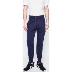 Guess Jeans - Spodnie. Szare spodnie na co dzień męskie Guess Jeans, z bawełny, casualowe. W wyprzedaży za 159.90 zł.