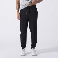 Ikoniczne Spodnie Z Mankiecikiem Czarny Bawelna, Poliester. Czarne spodnie na co dzień męskie EVERLAST, bez wzorów, z bawełny. Za 194.60 zł.