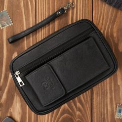 Saszetka męska do ręki skórzana dwukomorowa czarna Paolo Peruzzi T-131-BL. Czarne saszetki męskie bez wzorów, z materiału. Za 129.00 zł.