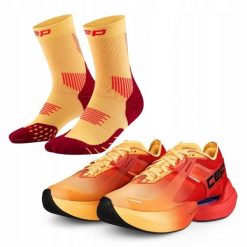 Zestaw biegacza: męskie buty sportowe i skarpety biegowe. Brązowe buty do biegania męskie CEP, bez wzorów, bez zapięcia. Za 907.20 zł.