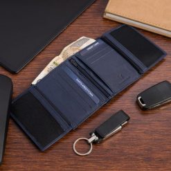 Portfel skórzany męski mały pionowy z flagą granatowy RFiD Beltimore D48. Niebieskie portfele męskie bez wzorów. Za 44.91 zł.