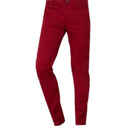 BOSS ATHLEISURE ROGAN Chinosy dark red. Czerwone eleganckie spodnie męskie BOSS ATHLEISURE, z bawełny. Za 539.00 zł.
