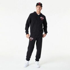 Bluza z kapturem Chicago Bulls Essentials. Czarne bluzy z kapturem męskie New Era, m, bez wzorów, z kapturem. W wyprzedaży za 268.60 zł.