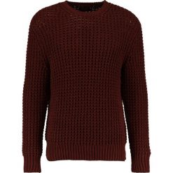AllSaints REN CREW Sweter burnt red. Kardigany męskie marki AllSaints. W wyprzedaży za 365.40 zł.