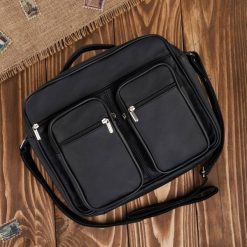 Skórzana torba męska na ramię czarna listonoszka A4 do pracy Abruzzo ABR-20. Czarne torby męskie na ramię bez wzorów, z materiału, biznesowe, do ręki. Za 199.99 zł.