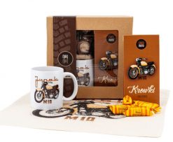 Junak M10 — paczka (Zawartość paczki: koszulka - torba - kubek - słodycze; Rozmiar koszulki / bluzy: XXL (męska); Kolor koszulki / bluzy: biały; Rodza. Białe bluzy nierozpinane męskie nikiniki, m, bez wzorów, z bawełny, bez ramiączek, bez kaptura. Za 169.00 zł.