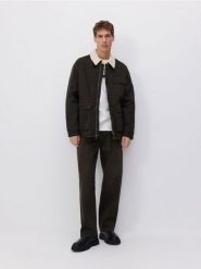 Kurtka z kołnierzem - brązowy. Brązowe kurtki męskie Reserved, l, bez wzorów, z bawełny, bez ramiączek, bez kaptura. W wyprzedaży za 69.99 zł.