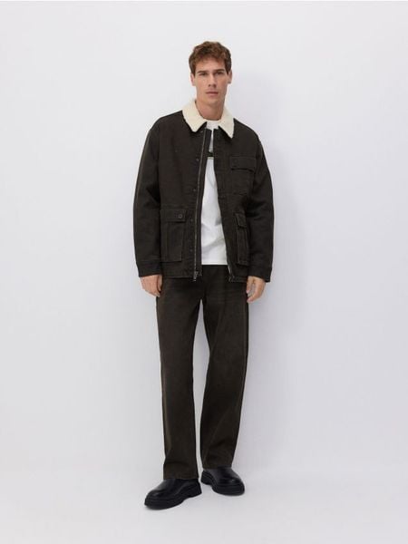 Kurtka z kołnierzem - brązowy. Brązowe kurtki męskie Reserved, l, bez wzorów, z bawełny, bez ramiączek, bez kaptura. W wyprzedaży za 69.99 zł.