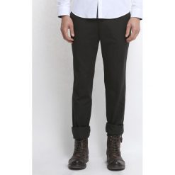 SPODNIE DŁUGIE MĘSKIE KLASYCZNE, CHINOSY. Eleganckie spodnie męskie marki TOP SECRET. W wyprzedaży za 59.99 zł.