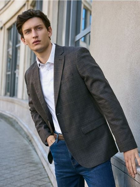 Marynarka slim fit z wiskozą - brązowy. Brązowe marynarki męskie Reserved, l, bez wzorów, z tkaniny. Za 379.99 zł.