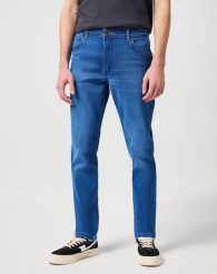 WRANGLER MĘSKIE SPODNIE RIVER RUSTIC 112352673 W17T017957. Niebieskie jeansy męskie Wrangler, bez wzorów, z elastanu, klasyczne. Za 189.99 zł.