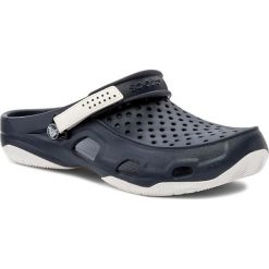 Klapki CROCS - Swiftwater Deck Clog M 203981 Navy/White. Niebieskie klapki i japonki męskie Crocs, bez wzorów, ze skóry ekologicznej. Za 179.00 zł.