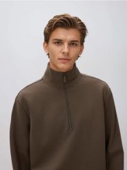 Gładka bluza ze stójką - brązowy. Brązowe bluzy nierozpinane męskie Reserved, l, bez wzorów, z bawełny, bez ramiączek, bez kaptura. Za 129.99 zł.