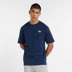 Koszulka męska New Balance MT51962NNY – granatowa. Niebieskie t-shirty sportowe męskie New Balance, m, bez wzorów, z bawełny, klasyczne, bez ramiączek. Za 129.99 zł.