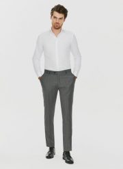 PAKO LORENTE – Ciemnaszare spodnie garniturowe w drobną kratę. Szare eleganckie spodnie męskie Pako Lorente, bez wzorów, z lycry, eleganckie. Za 489.99 zł.