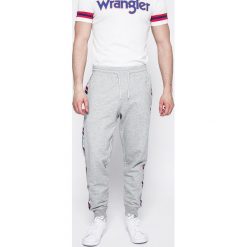 Wrangler - Spodnie. Długie spodnie sportowe męskie marki Wrangler. W wyprzedaży za 129.90 zł.