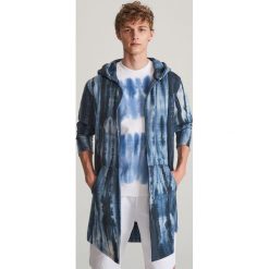 Długa bluza z kapturem tie-dye - Niebieski. Bluzy nierozpinane męskie marki Reserved. Za 159.99 zł.