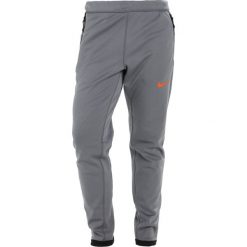 Nike Performance Spodnie treningowe cool grey/black/hyper crimson. Długie spodnie sportowe męskie marki Nike Performance. W wyprzedaży za 375.20 zł.