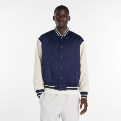 Kurtka męska New Balance MJ6102R7TNV – granatowa. Niebieskie kurtki męskie New Balance, m, z aplikacjami, z materiału, klasyczne, bez ramiączek, bez kaptura. Za 629.99 zł.