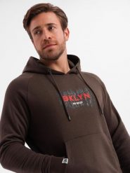 Męska bluza klasyczna kangurka z nadrukiem - ciemnobrązowa V2 - Rozmiar: S. Brązowe bluzy z kapturem męskie Ombre Clothing, m, bez wzorów, z bawełny, z kapturem. W wyprzedaży za 59.99 zł.