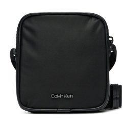 Saszetka Calvin Klein. Czarne saszetki męskie Calvin Klein, bez wzorów, z nylonu, młodzieżowe, małe. Za 219.99 zł.