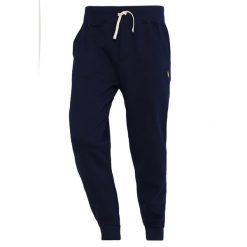 Polo Ralph Lauren Spodnie treningowe cruise navy. Długie spodnie sportowe męskie marki Polo Ralph Lauren. W wyprzedaży za 351.20 zł.
