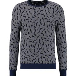 Calvin Klein SARUSH JACQUARD Sweter true navy. Kardigany męskie marki Calvin Klein. W wyprzedaży za 389.35 zł.