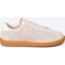 Nike Sportswear - Buty Tennis Classic CS. Szare buty sportowe na co dzień męskie Nike Sportswear, z materiału, sportowe. W wyprzedaży za 199.90 zł.